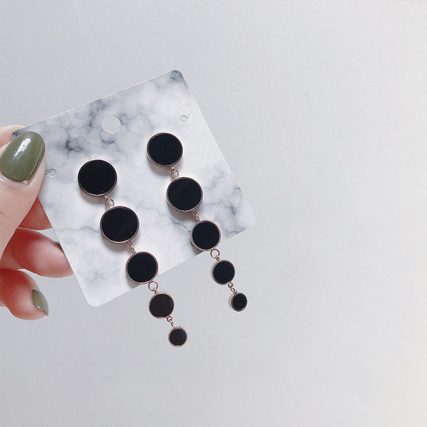 Hosszú női fülbevaló fekete színben