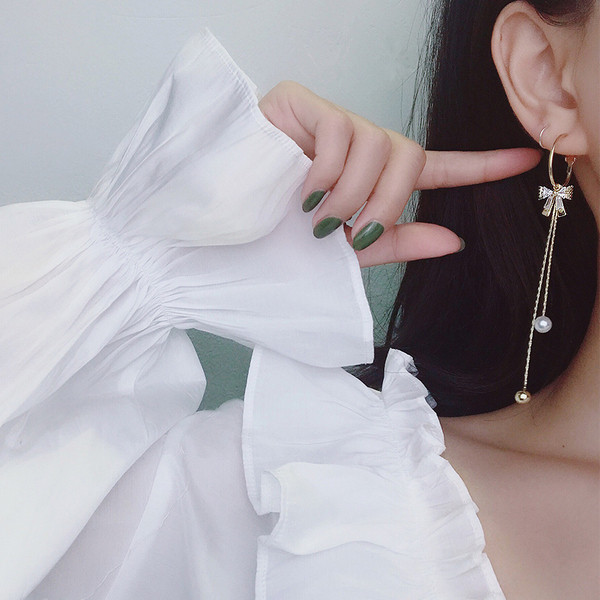 Актуални дамски обеци в златист цвят с перли