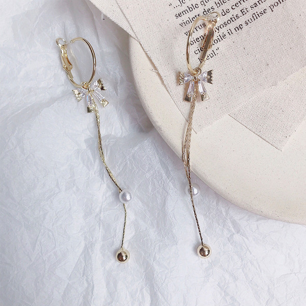 Актуални дамски обеци в златист цвят с перли