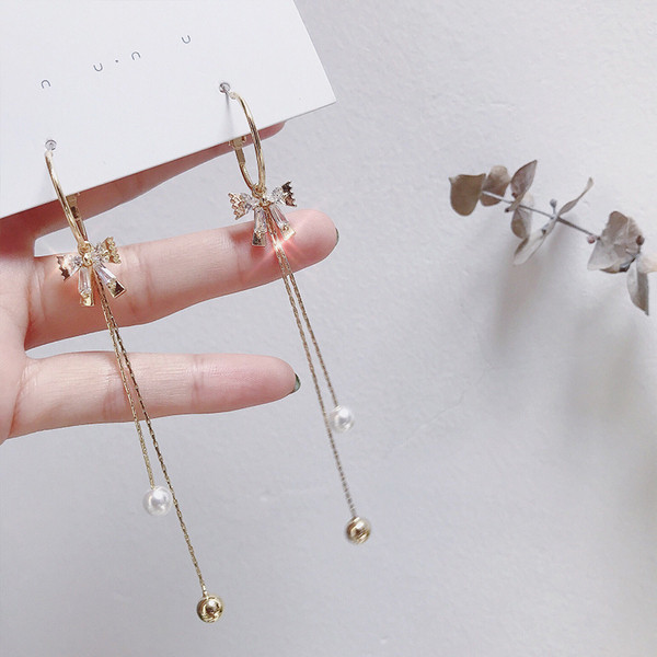 Актуални дамски обеци в златист цвят с перли