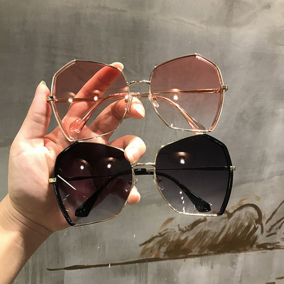 Стилни дамски слънчеви очила в кръгла форма в няколко цвята 