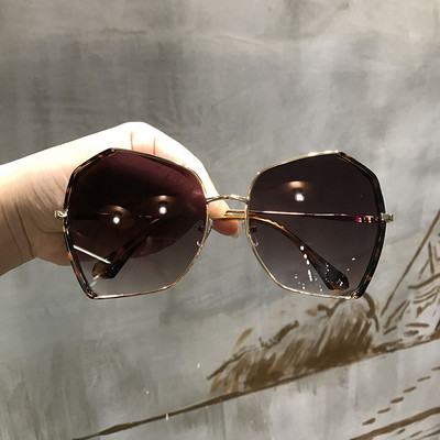 Stílusos női napszemüveg kerek formában, több színben