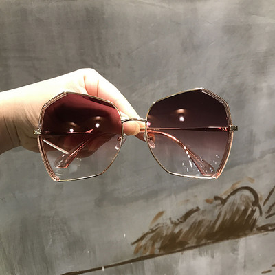 Stílusos női napszemüveg kerek formában, több színben