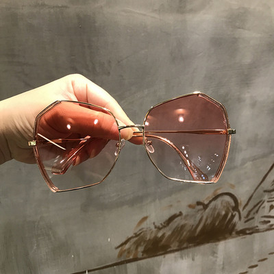 Stílusos női napszemüveg kerek formában, több színben