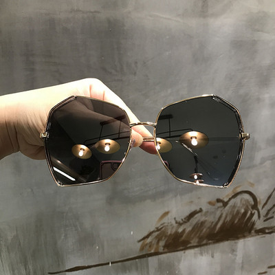 Stílusos női napszemüveg kerek formában, több színben