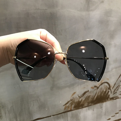 Stílusos női napszemüveg kerek formában, több színben