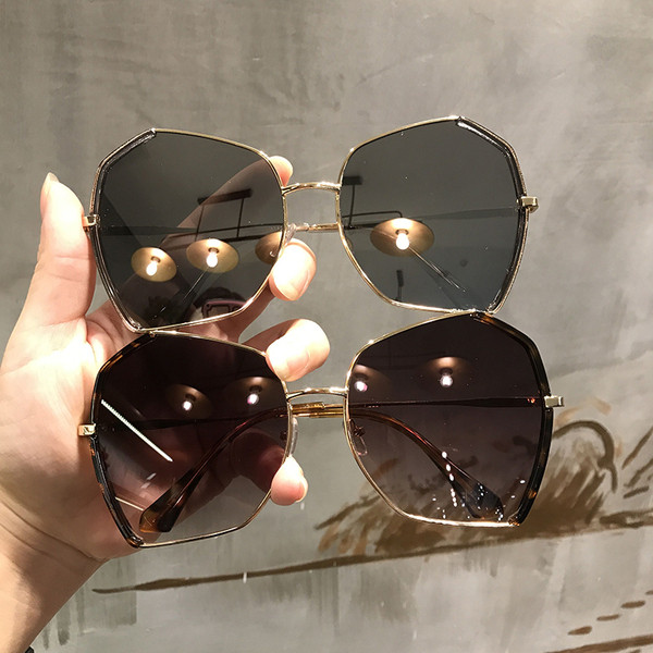 Stílusos női napszemüveg kerek formában, több színben