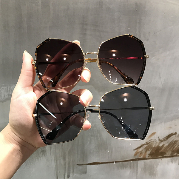 Stílusos női napszemüveg kerek formában, több színben