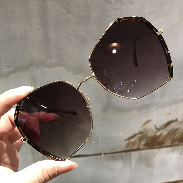 Stílusos női napszemüveg kerek formában, több színben