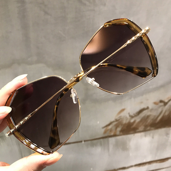 Stílusos női napszemüveg kerek formában, több színben