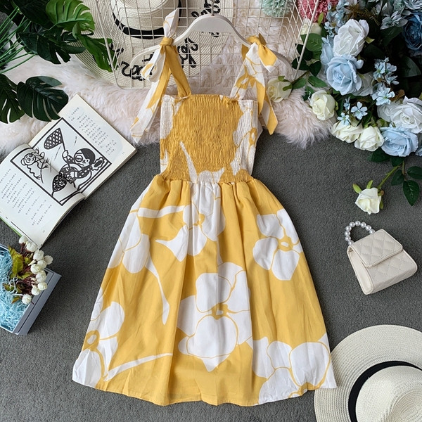 Modern női ruha virágmotívummal és nyakkendőkkel három színben