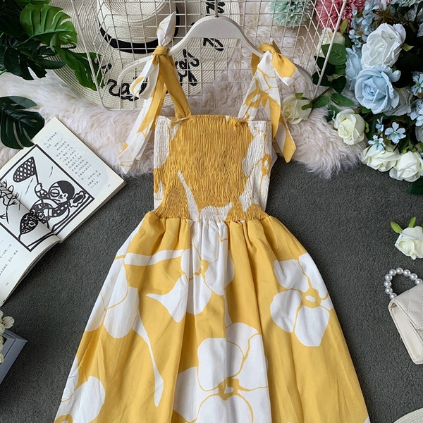 Modern női ruha virágmotívummal és nyakkendőkkel három színben