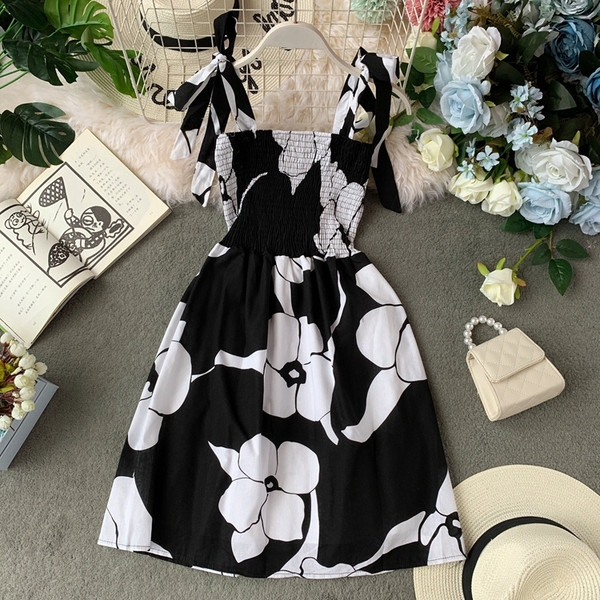 Modern női ruha virágmotívummal és nyakkendőkkel három színben