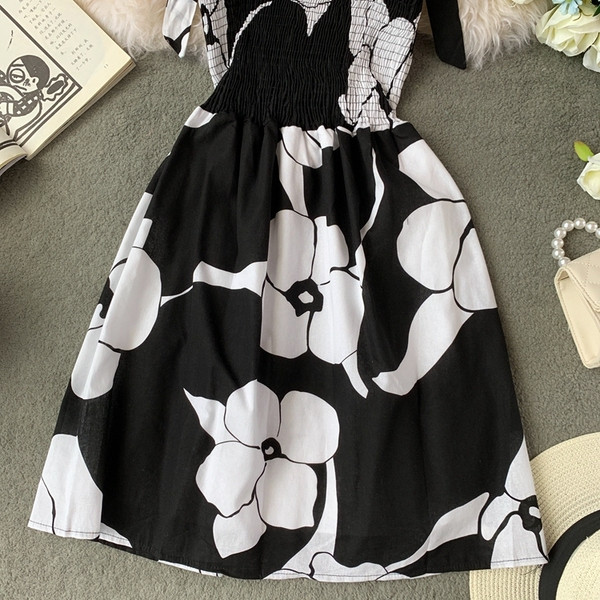 Modern női ruha virágmotívummal és nyakkendőkkel három színben