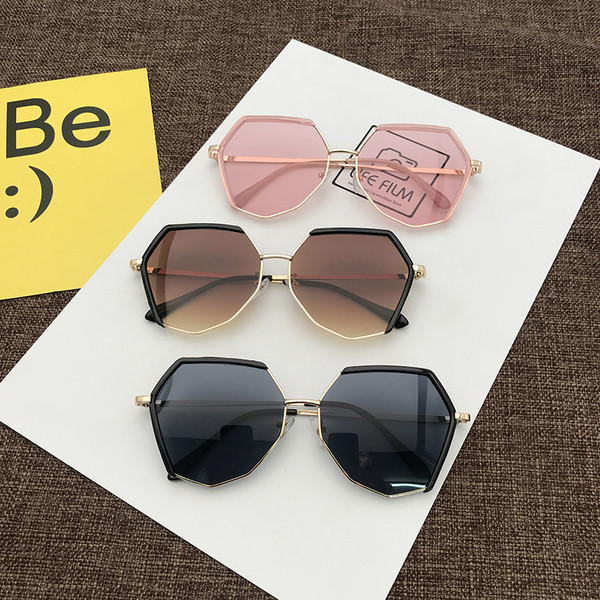 Modern női szemüveg kerek formában, többféle színben