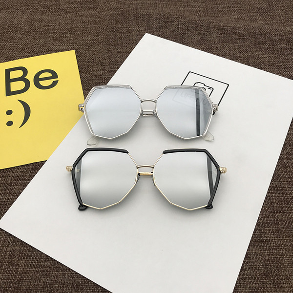 Modern női szemüveg kerek formában, többféle színben