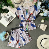 Μοντέρνο γυναικείο σετ με μεταλλικό στοιχείο