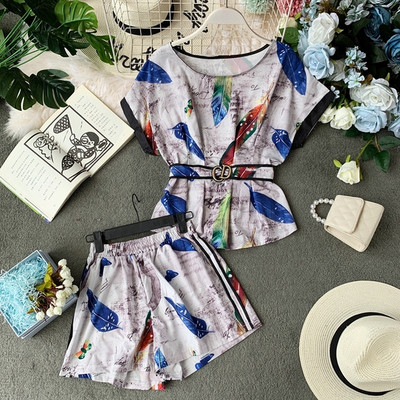 Μοντέρνο γυναικείο σετ με μεταλλικό στοιχείο