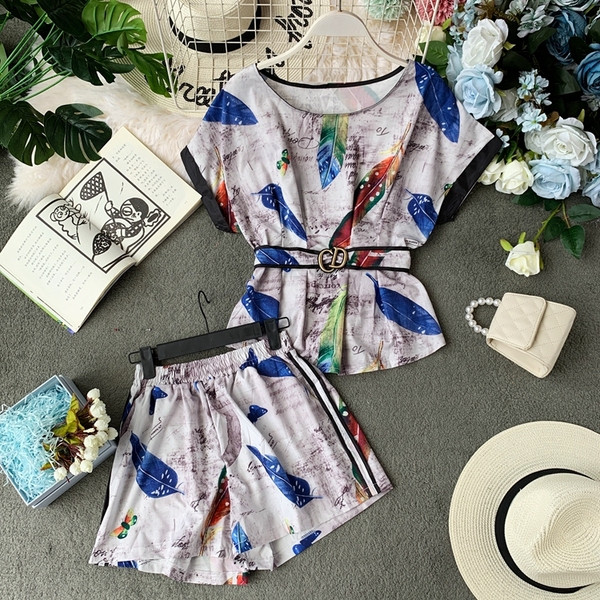 Μοντέρνο γυναικείο σετ με μεταλλικό στοιχείο