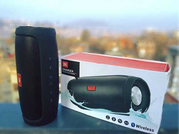 Hordozható bluetooth hangszóró CHARGE 4 USB porttal - fekete színű