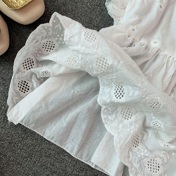 Μοντέρνα γυναικεία μπλούζα με κεντήματα σε δύο χρώματα