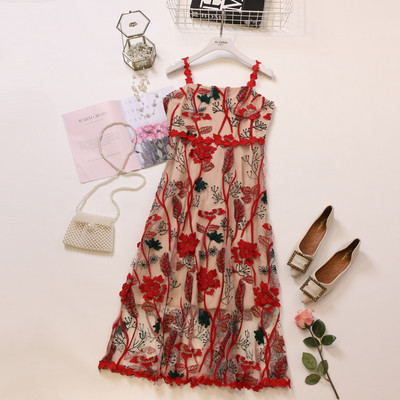 Σύγχρονο γυναικείο φόρεμα με κεντήματα και floral μοτίβο