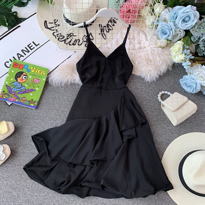 Modern női ruha vékony pántokkal aszimmetrikus modell