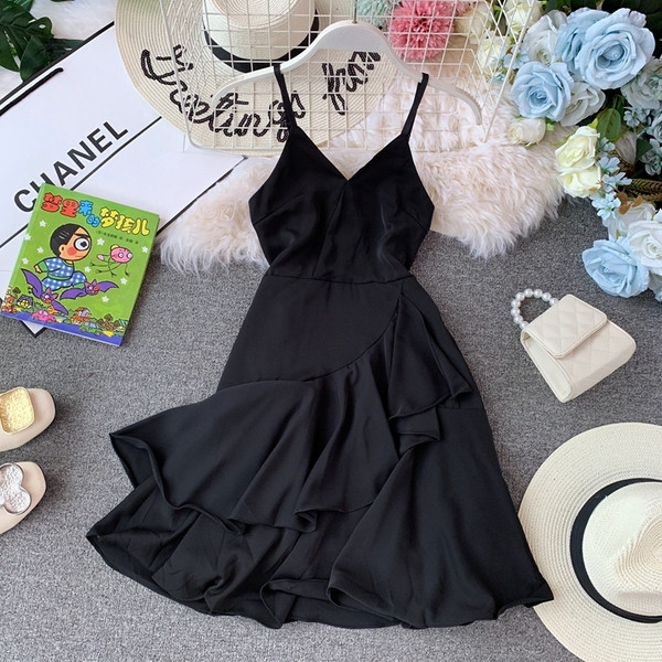 Modern női ruha vékony pántokkal aszimmetrikus modell