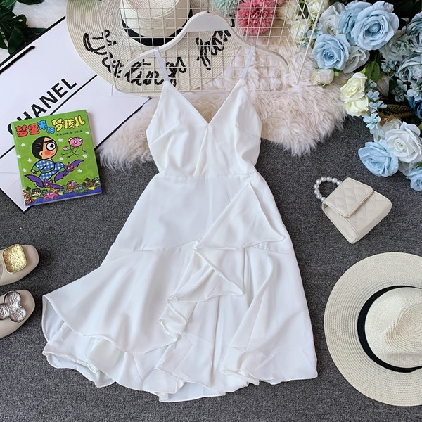 Modern női ruha vékony pántokkal aszimmetrikus modell