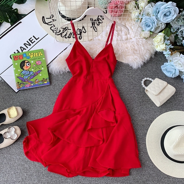 Modern női ruha vékony pántokkal aszimmetrikus modell