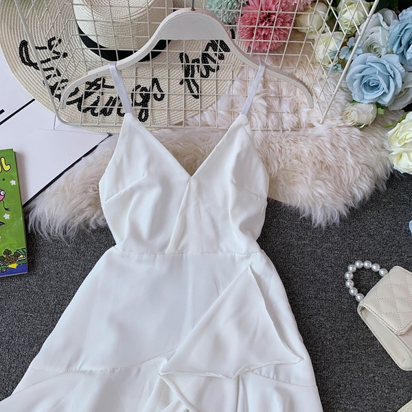 Modern női ruha vékony pántokkal aszimmetrikus modell