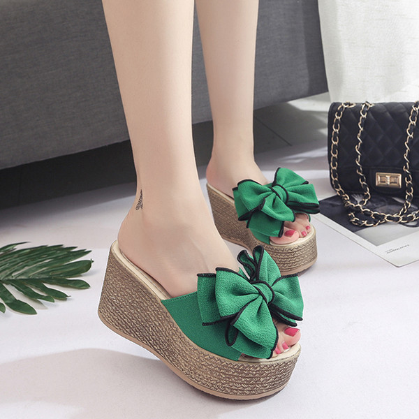 Stílusos női papucs platformmal, három színben