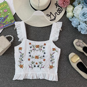 Modern, rövid női felső, hímzéssel és vastag pántokkal