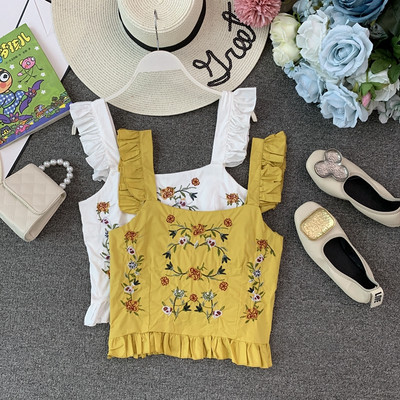 Modern, rövid női felső, hímzéssel és vastag pántokkal