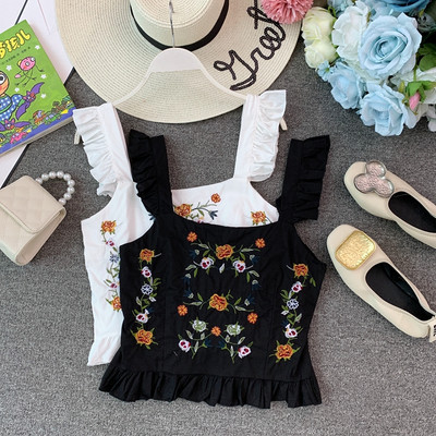 Modern, rövid női felső, hímzéssel és vastag pántokkal