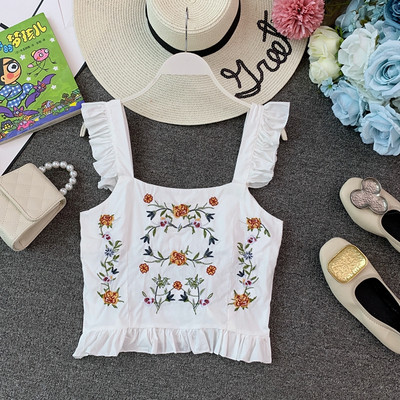 Modern, rövid női felső, hímzéssel és vastag pántokkal