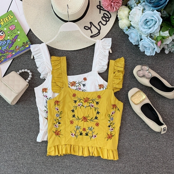 Modern, rövid női felső, hímzéssel és vastag pántokkal