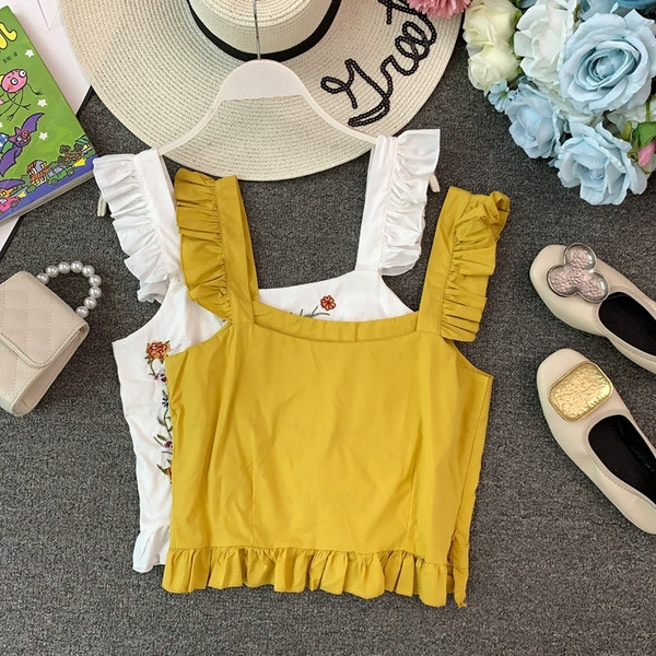 Modern, rövid női felső, hímzéssel és vastag pántokkal