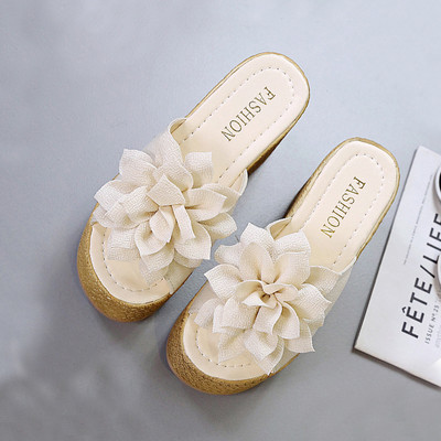 Κομψές γυναικείες παντόφλες με τρισδιάστατο στοιχείο σε τρία χρώματα