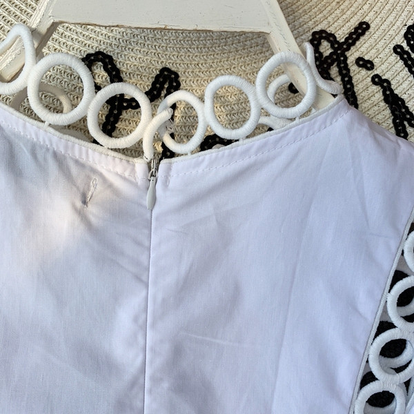 Modern női felső, fekete-fehér, hímzéssel