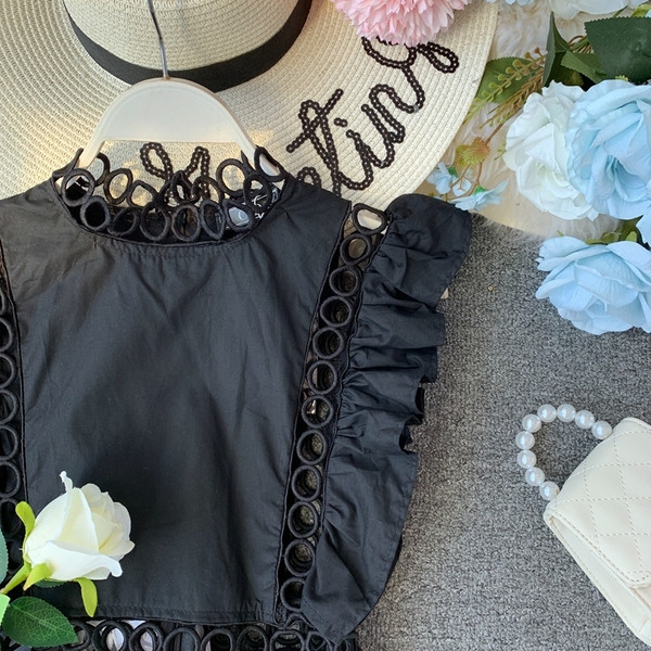 Modern női felső, fekete-fehér, hímzéssel