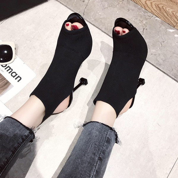 Stílusos női magas sarkú szandál bézs és fekete színben