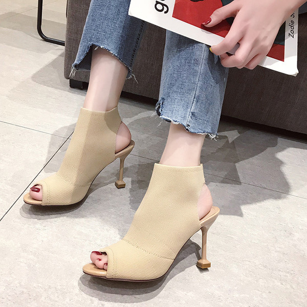 Stílusos női magas sarkú szandál bézs és fekete színben