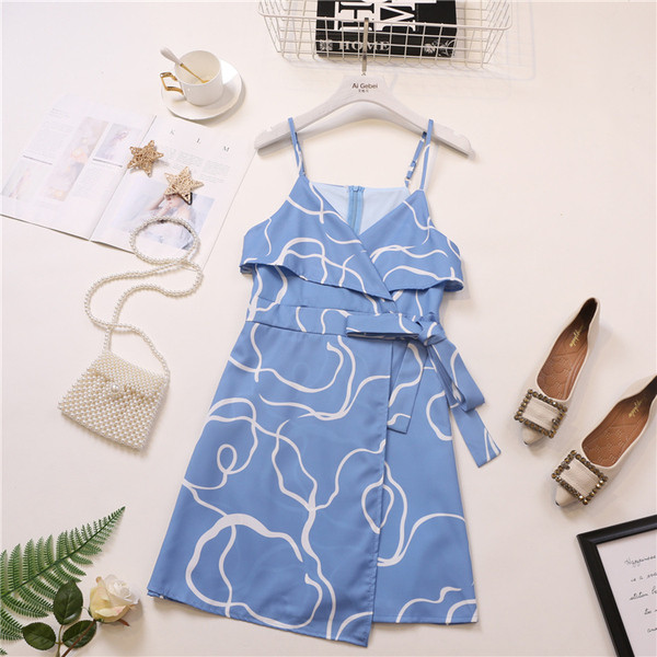 Stílusos női ruha V-nyakú és pántokkal több színben