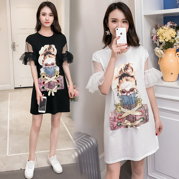 Κομψό φόρεμα με κοντό μανίκι με άσπρο και μαύρο χρώμα