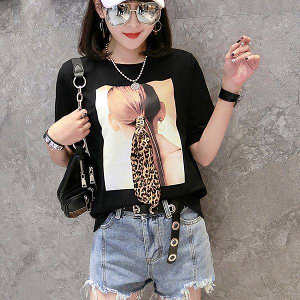 Καθημερινή γυναικεία μπλούζα με κοντό μανίκι και η λεοπάρδαλη πριντ
