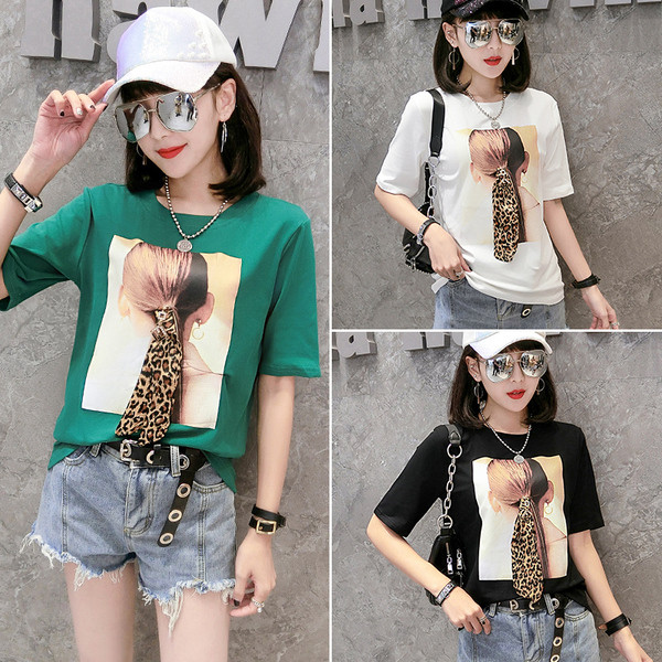 Καθημερινή γυναικεία μπλούζα με κοντό μανίκι και η λεοπάρδαλη πριντ