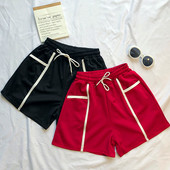 Καθημερινά γυναικεία σορτς σε μαύρο και κόκκινο χρώμα