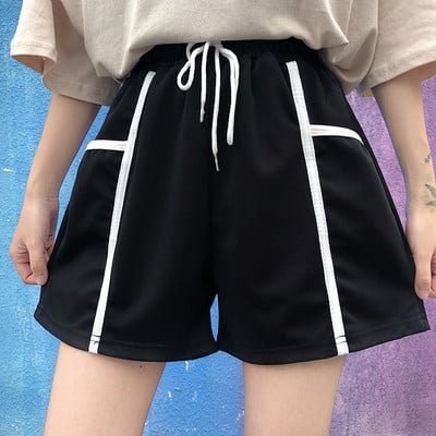 Καθημερινά γυναικεία σορτς σε μαύρο και κόκκινο χρώμα