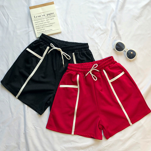 Καθημερινά  γυναικεία σορτς σε μαύρο και κόκκινο χρώμα